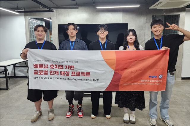 ▲ 베트남 HR 포럼 현장에서 심규진 교수연구팀이 단체사진을 촬영하고 있다.ⓒ한동대