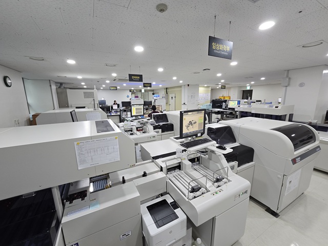 ▲ 포항성모병원 진단검사의학과 검사실 내부 모습.ⓒ포항성모병원