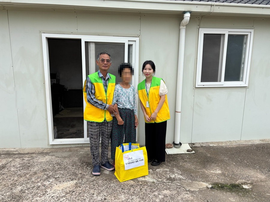 ▲ 영양군(군수 오도창)은 여름철 고독사 예방과 취약계층의 건강한 주거환경 조성을 위해 관내 독거노인 및 위기가구 70세대에 주거환경개선 물품꾸러미를 전달했다고 밝혔다.ⓒ영양군