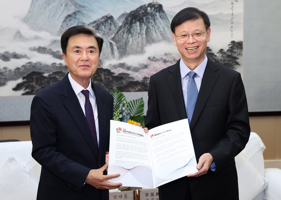 ▲ 김태흠 충남도지사는 22일 저녁 난징 중국 장수성 인민정부 접견장에서 쉬쿤린 성장을 만나 교류·협력 확대 방안을 논의한 뒤 기념촬영을 하고 있다.ⓒ충남도