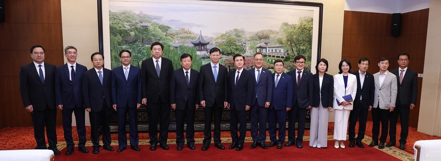 ▲ 중국을 방문중인 김태흠 충남도지사가 22일 오후 중국 난징 중국 장수성 인민정부 접견장에서 쉬쿤린 성장 등 양측 관계자들이 기념 사진을 찍고 있다.ⓒ충남도