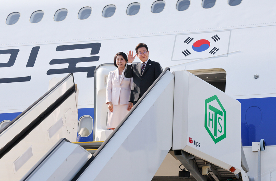 ▲ 이시바 일본 총리와 정상회담을 마친 이재명 대통령과 부인 김혜경 여사가 24일 일본 도쿄 하네다공항에서 도널드 트럼프 미국 대통령과의 한미 정상회담을 위해 워싱턴D.C.로 향하며 공군 1호기에 올라 인사하고 있다. /연합뉴스