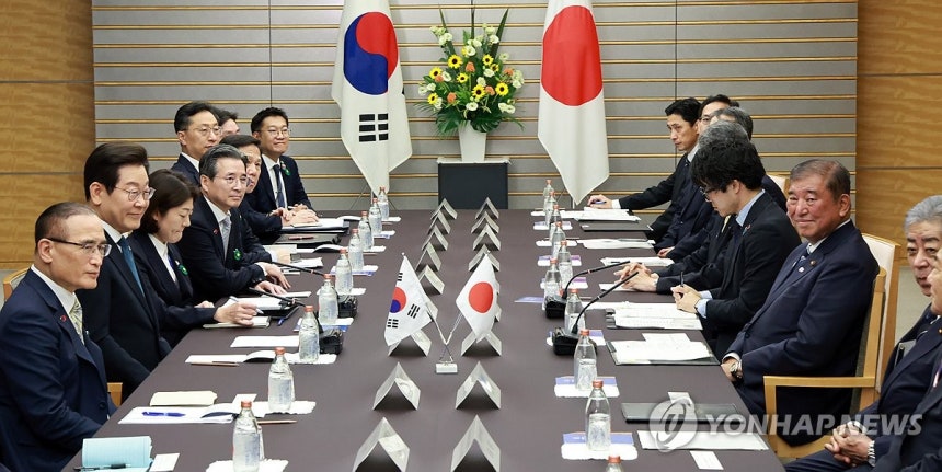 ▲ 이재명 대통령과 이시바 시게루 일본 총리가 23일 일본 도쿄 총리 관저에서 한일 확대정상회담을 하고 있다.ⓒ연합뉴스