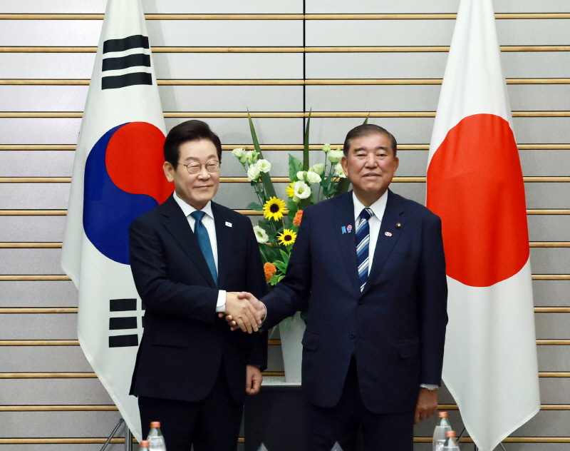 ▲ 이재명 대통령과 이시바 시게루 일본 총리가 23일(현지 시간) 일본 도쿄 총리 관저에서 확대 정상회담 기념촬영을 하고 있다. ⓒ뉴시스