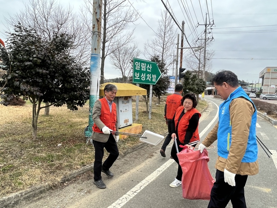 ▲ 보성군, 다시 뛰는 ‘클린600’ 쓰레기 대물림 끊고 깨끗한 농촌 환경으로_주민들과 함께 쓰레기를 줍고 있다.ⓒ보성군 제공