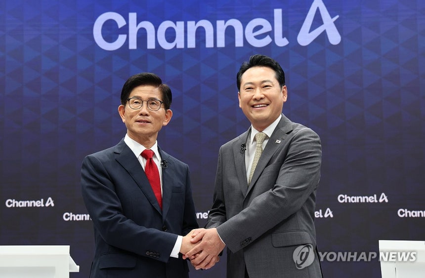 ▲ 국민의힘 당 대표 선거 결선에 진출한 김문수·장동혁 후보가 23일 서울 채널A 광화문 스튜디오에서 열린 방송토론회에서 기념촬영을 하고 있다.ⓒ연합뉴스