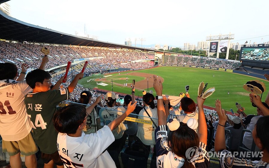 ▲ 한국프로야구가 '야구의 날'에 2년 연속 1000만 관중 돌파 축포를 쏘아 올렸다.ⓒ연합뉴스 제공
