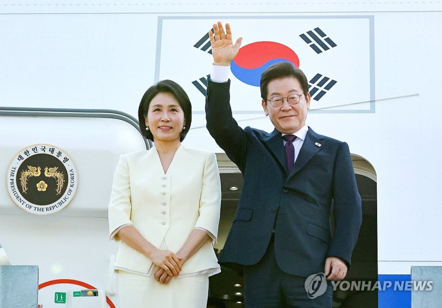 ▲ 이재명 대통령과 김혜경 여사가 일본·미국 방문을 위해 지난 23일 성남 서울공항을 출발하며 공군 1호기에 올라 인사하고 있다. ⓒ연합뉴스