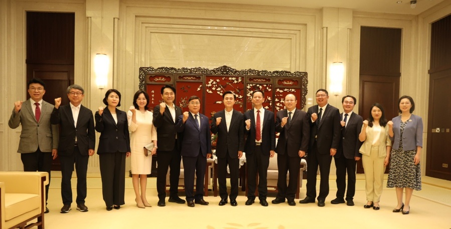 ▲ 23일 오후 양저우 영빈관에서 김태흠 충남도지사와 정하이타오 양저우 시장 등 양측 관계자들이 기념 사진을 찍고 있다.ⓒ충남도