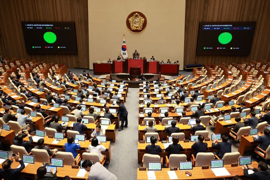 ▲ 24일 오전 서울 여의도 국회에서 열린 제428회 국회(임시회) 제2차 본회의에서 노동조합 및 노동관계조정법 일부개정법률안(대안)이 더불어민주당 주도로 통과되고 있다. ⓒ뉴시스