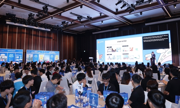 ▲ 롯데는 22일 L7 웨스트레이크 하노이 바이 롯데에서 '2025 롯데 글로벌 잡페어'를 개최했다. 이날 행사에는 베트남 현지 취업준비생 500여명이 참석해 현직 인사 담당자들과 직무 및 채용 상담, 모의 면접 등을 진행했다.ⓒ롯데