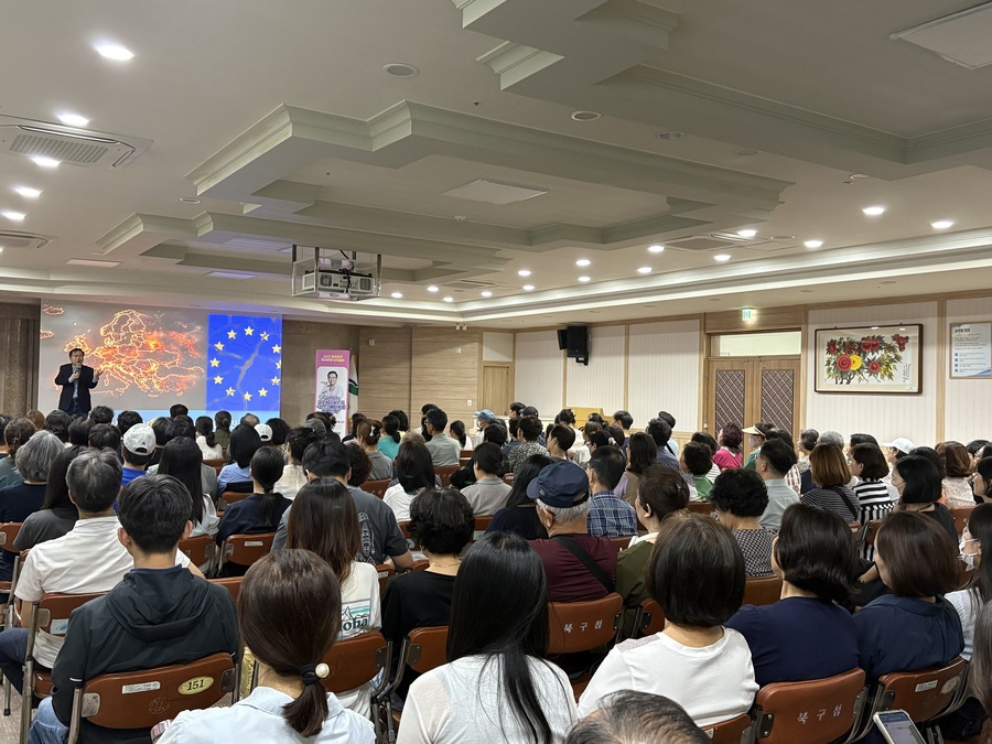 ▲ 대구 북구청(청장 배광식)은 지난 21일 지역 주민들에게 양질의 평생교육 기회를 제공하고자 ‘행복북구 명사초청 아카데미’ 다섯 번째 강연을 성황리에 개최했다.ⓒ북구청