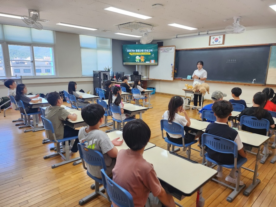 ▲ 대구시 수성구 2025년 상반기 신규 프로그램 ‘찾아가는 동물사랑교육’에 학생들이 참여하는 모습. ⓒ수성구