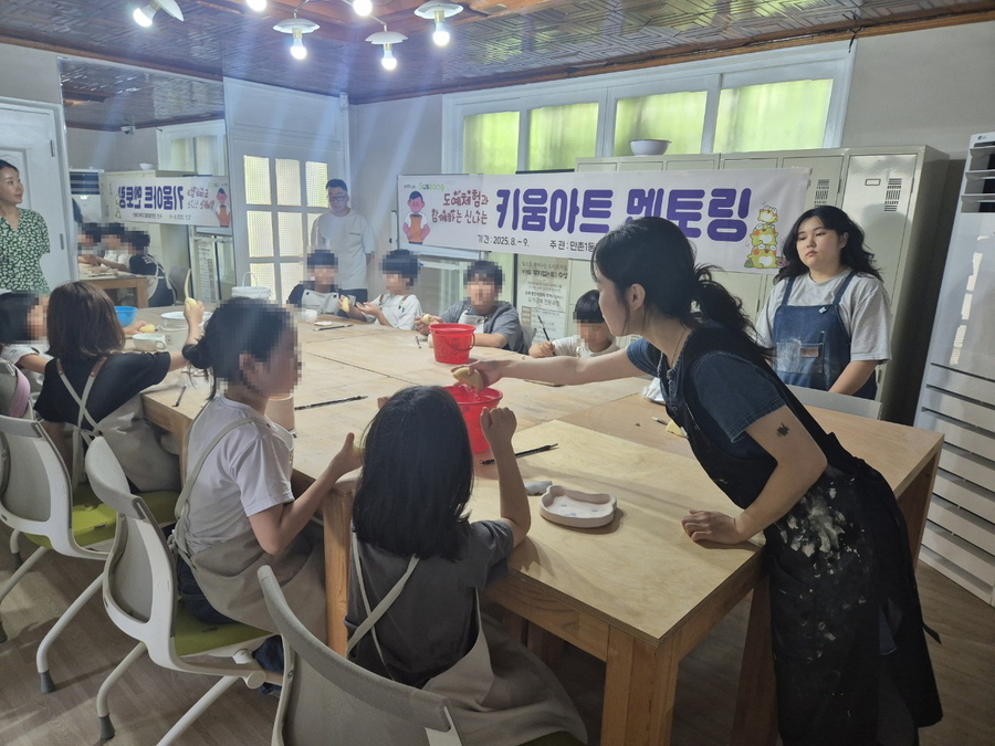 ▲ 대구 수성구 만촌1동 마을건강복지계획단(단장 이효현)은 초등학생 10명을 대상으로 ‘키움아트 멘토링’ 사업을 추진했다고 22일 밝혔다.ⓒ수성구