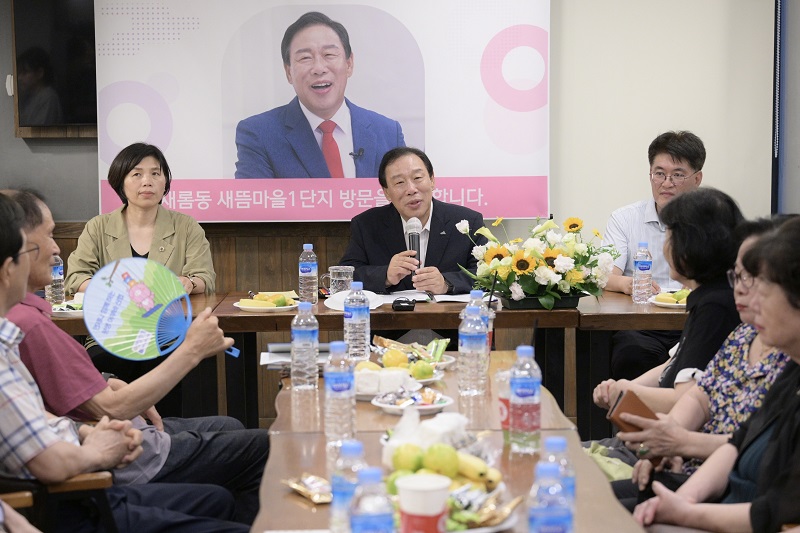 ▲ 최민호 세종시장이 지난 22~23일 새롬동에서 열린 '시장과 함께하는 1박 2일' 행사에서 인사말을 하고 있다.ⓒ세종시