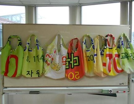▲ 폐현수막으로 만든 장바구니. ⓒ춘천시