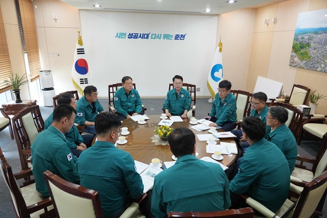 ▲ 육동한 춘천시장이 24일 강릉시 물부족 사태에 대응하기 위한 긴급회의를 열고 급수지원 방안을 마련했다. ⓒ춘천시