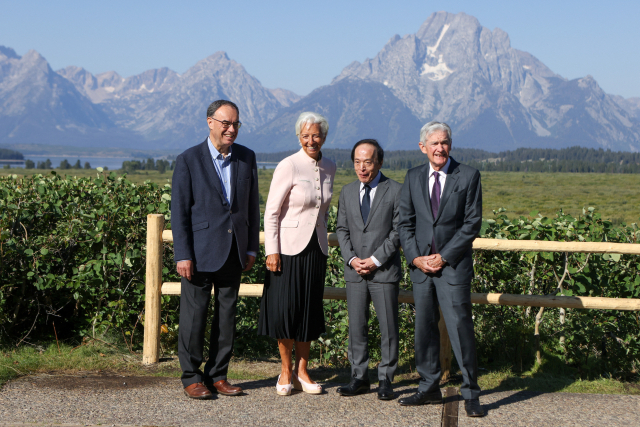 ▲ 제롬 파월(오른쪽부터) 연준 의장, 우에다 가즈오 일본은행 총재, 크리스틴 라가르드 ECB 총재, 앤드루 베일리 영란은행 총재가 22일(현지 시간) 미국 와이오밍주에서 열린 잭슨홀 미팅에서 대화하고 있다. /로이터 연합뉴스