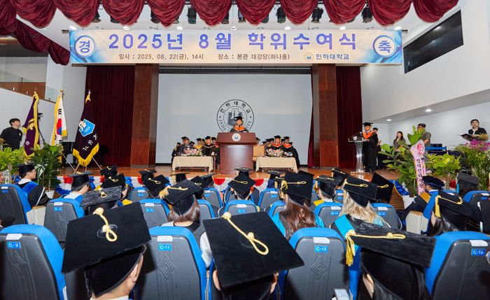 ▲ 조명우 인하대 총장이 22일 인하대 본관 대강당에서 열린 2025년 8월 학위수여식에서 축사를 하고 있다.ⓒ인하대 제공