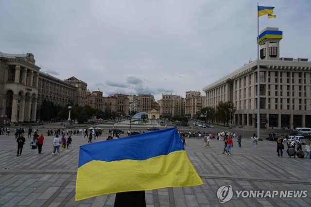 ▲ 키이우 독립광장의 우크라이나 국기. AFP 연합뉴스. ⓒ연합뉴스