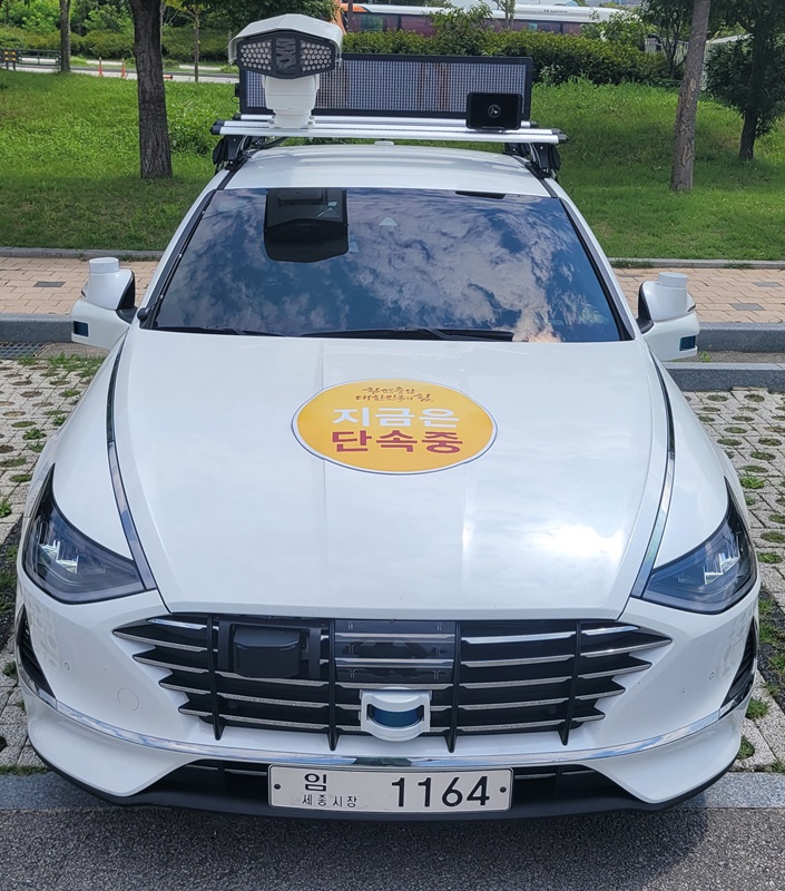 ▲ 충남도가 내포신도시에서 전국 최초로 자율주행자동차를 활용한 주정차 단속과 방범 순찰을 25일부터 오는 12월까지 내포신도시 자율주행자동차 시범운행지구에서 안전한 도시 환경 조성을 위한 단속·순찰 차량을 운영한다. 사진은 주정차 단속과 방법 순찰에 투입되는 자율주행자동차.ⓒ충남도