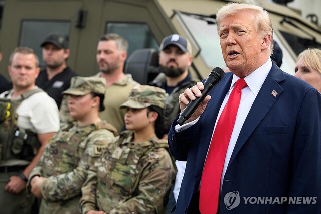 ▲ 워싱턴D.C.에 투입된 주방위군을 격려 방문한 도널드 트럼프 미국 대통령. 출처=AFPⓒ연합뉴스