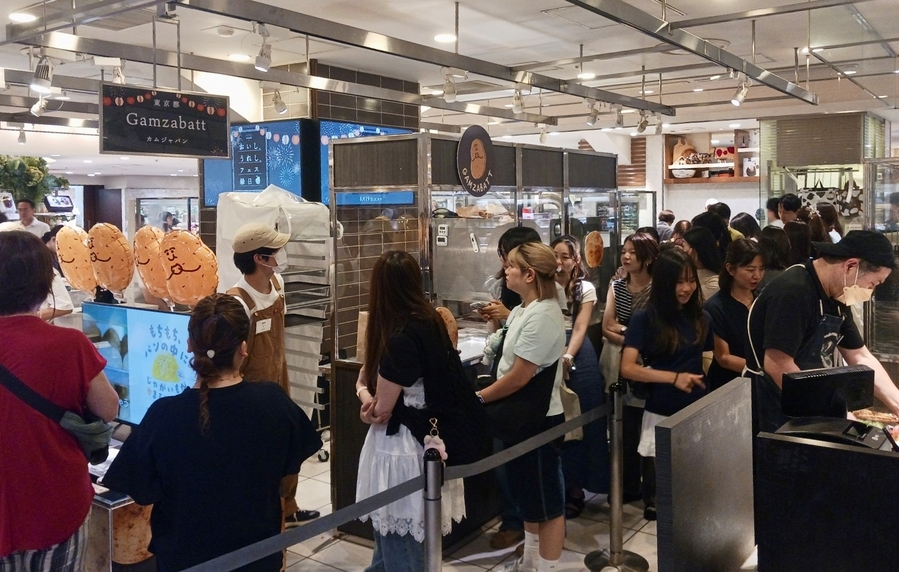 ▲ KOTRA는 최근 도쿄 주요 상권에서 한국 브랜드 팝업스토어 운영을 지원하고 있다. 지난 8월 13일 일본 도쿄 이세탄 백화점에서 열린 ‘농업회사법인 밭’의 감자빵 팝업스토어 현장의 모습.ⓒ코트라