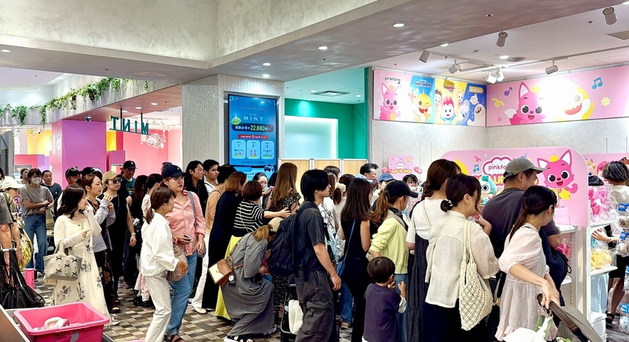 ▲ KOTRA는 최근 도쿄 주요 상권에서 한국 브랜드 팝업스토어 운영을 지원하고 있다. 지난 8월 14일 일본 도쿄 신주쿠 마루이 본관에서 열린 ‘더핑크퐁컴퍼니’ 팝업스토어 현장의 모습.ⓒ코트라