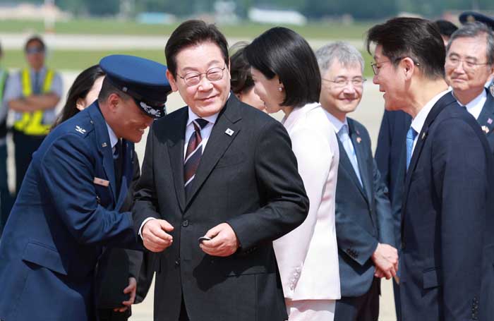 ▲ 한미 정상회담을 위해 미국을 방문한 이재명 대통령이 24일(현지시각) 워싱턴DC 앤드루스 공군기지에 도착해 조슈아 킴 대령으로부터 작은 선물을 받고 이동하고 있다. ⓒ뉴시스