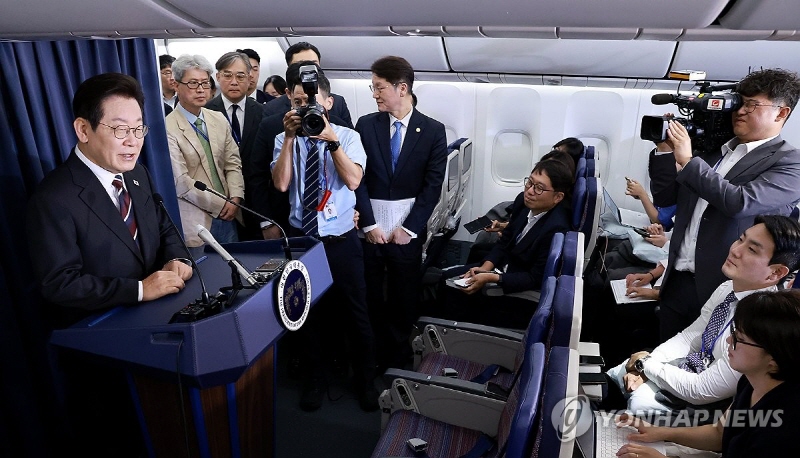 ▲ 이재명 대통령이 24일(현지시간) 일본 도쿄 하네다공항 이륙 뒤 미국 워싱턴DC로 향하는 공군 1호기 기내에서 기자간담회를 하며 발언하고 있다. ⓒ연합뉴스