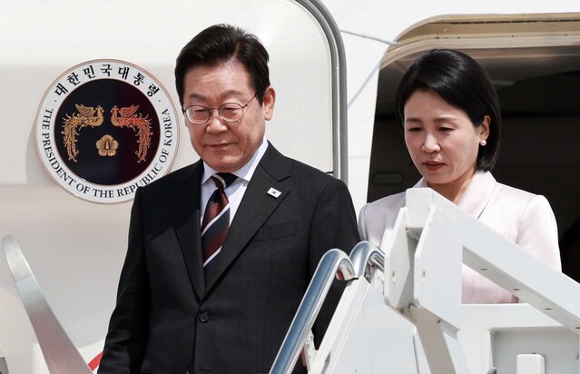 ▲ 한미 정상회담을 위해 미국을 방문한 이재명 대통령과 김혜경 여사가 24일(현지 시간) 워싱턴DC 앤드루스 공군기지에 도착해 공군 1호기에서 내리고 있다. 2025.08.25. ⓒ뉴시스