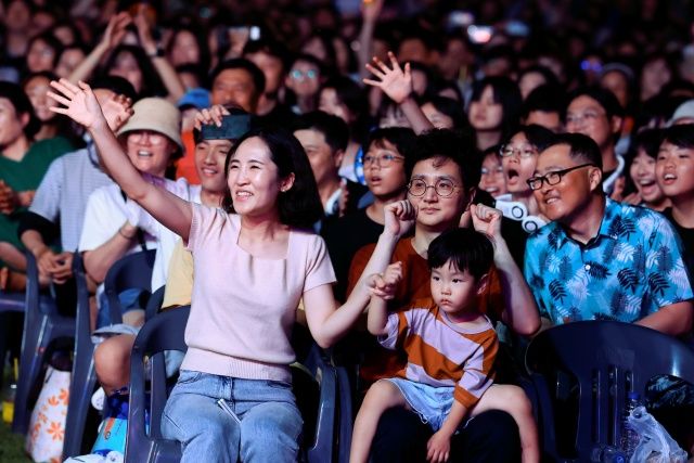▲ ‘한여름 밤 시간여행 콘서트’에서 어린아이와 함께 공연을 즐기고 있는 관람객들ⓒ화성시 제공