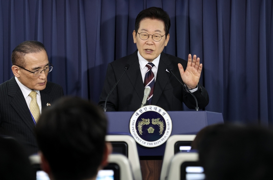 ▲ 이재명 대통령이 24일(현지시간) 일본 도쿄 하네다공항 이륙 뒤 미국 워싱턴DC로 향하는 공군 1호기 기내에서 기자간담회를 하고 있다. ⓒ연합뉴스