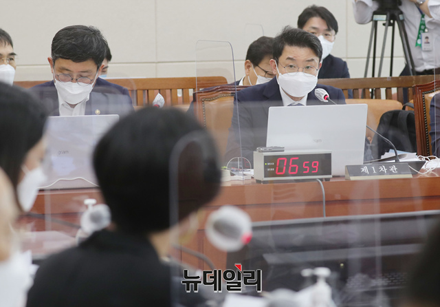 ▲ 지난 2021년 8월 19일 당시 이억원 기획재정부 1차관이 국회에서 열린 기획재정위원회 전체회의에 출석해 의원들의 질의에 답하고 있다.ⓒ이종현 기자