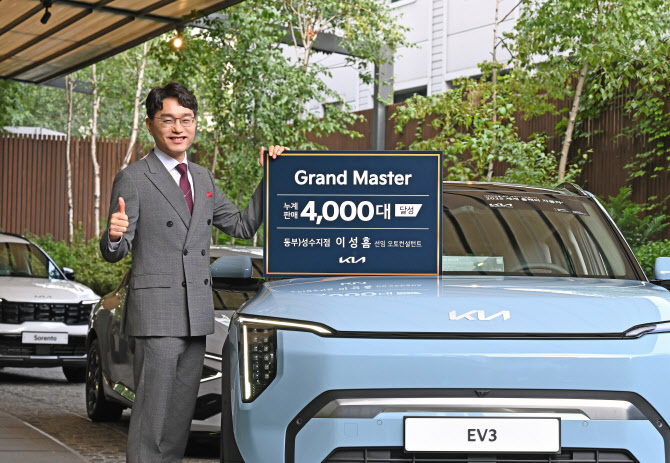 ▲ 기아 이성흠 선임 오토컨설턴트가 Kia 360에서 기념 촬영을 하는 모습. ⓒ기아