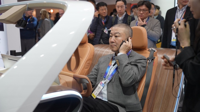 ▲ 구자은 LS그룹 회장이 CES 2025 현장을 둘러보고 있다. ⓒLS그룹