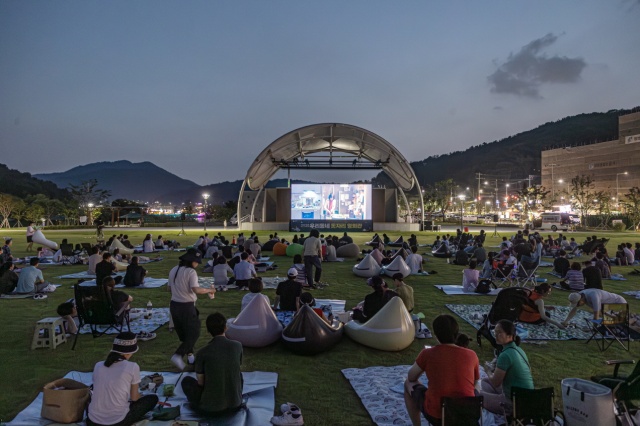 ▲ 지난 23일 백운호수공원 잔디광장에서 열린 '2025 우리동네 돗자리 영화관' 행사에서 시민들이 뮤지컬 드라마 '인생은 아름다워'를 감상하고 있다. ⓒ의왕시 제공