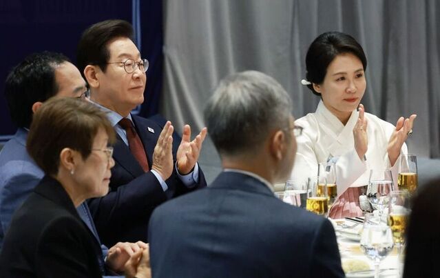 ▲ 이재명 대통령과 김혜경 여사가 24일(현지 시간) 미국 워싱턴DC의 한 호텔에서 열린 재미동포 만찬 간담회에서 박수 치고 있다. ⓒ뉴시스