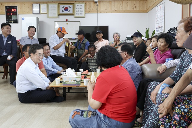 ▲ 김동연 경기도지사가 지난 20일 평택시 내기1리 마을회관을 찾아 주민들과 대화하고 있다. ⓒ경기도 제공