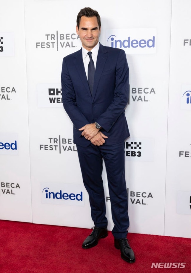 ▲ '테니스 황제' 로저 페더러가 미국 뉴욕의 SVA 극장에서 개막한 트라이베카 페스티벌에 자신의 이야기를 다룬 다큐멘터리 '페더러: 마지막 12일' 시사회에 참석해 포토타임을 갖고 있다. 240610 AP/뉴시스. ⓒ뉴시스