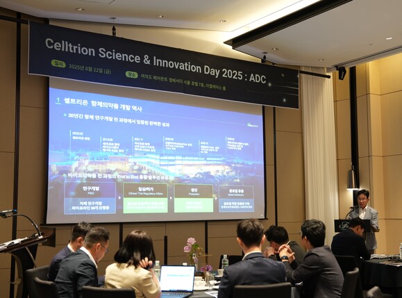 ▲ 지난 22일 서울 여의도 페어몬트 호텔에서 열린 '셀트리온 사이언스&이노베이션 데이 2025'에서 권기성 셀트리온 연구개발부문장이 셀트리온의 신약 개발 전략에 대해 발표하고 있다. ⓒ셀트리온