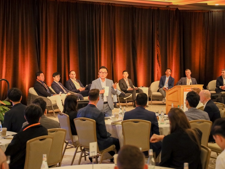 ▲ 지난 2월 3~4일(현지시간) 미국 페어몬트 하와이 호텔에서 열린 미래에셋그룹 박현주 회장(가운데)과 글로벌 상장지수펀드(ETF) 임직원들이 ETF 비즈니스 현황을 공유하고 있다. ⓒ미래에셋자산운용 제공