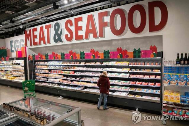 ▲ 미국 워싱턴주 슈퍼마켓에서 소비자가 육류·수산물 코너를 둘러보는 모습. 출처=AFPⓒ연합뉴스