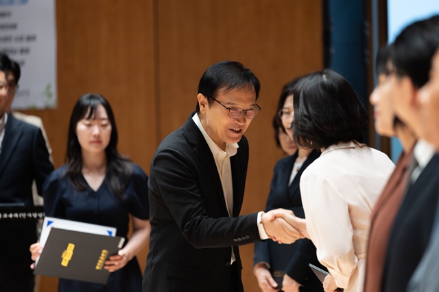 ▲ 임태희 경기도교육감이 25일 남부청사에서 열린 신임 교(원)장, 교육전문직원 임명장 수여식에 참석해 직원들과 인사하고 있다. ⓒ경기도교육청 제공