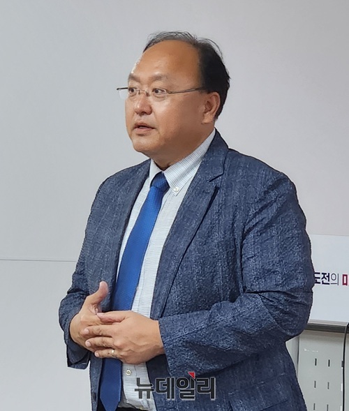 ▲ 조상호 국정기획위원이 25일 오후 세종시청 정음실에서 열린 기자간담회에서새 정부의 국정운영 5개년 청사진에 세종시 행정수도 완성과 국가 균형성장 개념이 반영됐다고 밝히고 있다.ⓒ이길표 기자