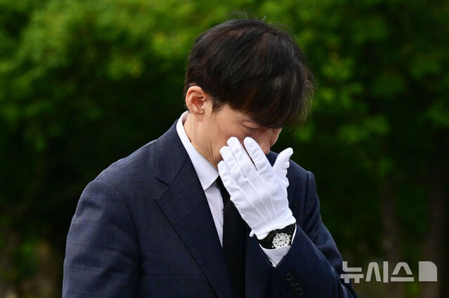 ▲ 25일 오전 조국 조국혁신당 혁신연구원장이 경남 김해시 봉화마을 고 노무현 전 대통령 묘역을 찾아 참배하고 있다. ⓒ뉴시스