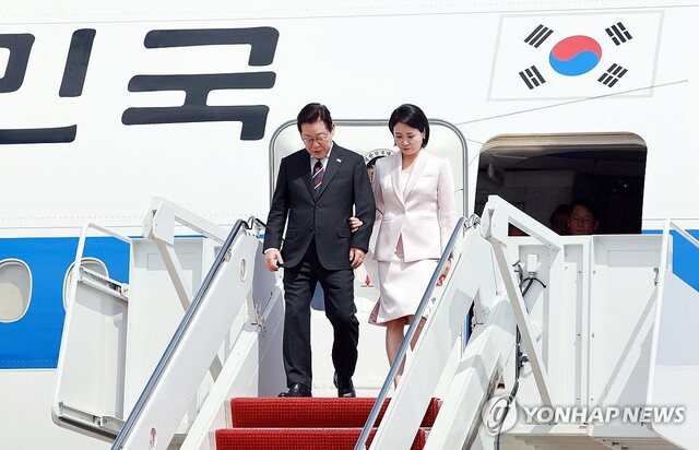 ▲ 이재명 대통령과 김혜경 여사가 24일(현지시각) 미국 워싱턴 D.C. 인근 앤드루스 합동기지에 도착해 공군 1호기에서 내리고 있다.ⓒ연합뉴스