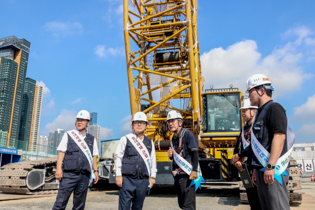 ▲ 윤길호 계룡건설 대표이사(왼쪽 두번째)가 현장을 점검하고 있다. ⓒ계룡건설