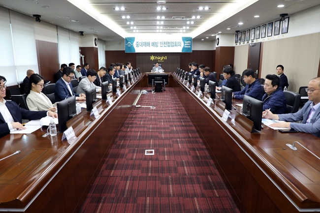▲ 최철규 대표이사 직무대행이 긴급 중대재해예방 안전점검 회의를 진행중이다. ⓒ강원랜드