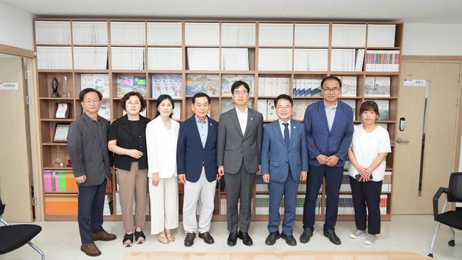 ▲ 김민재 행안부 차관 춘천학연구소 방문 단체사진. ⓒ춘천시